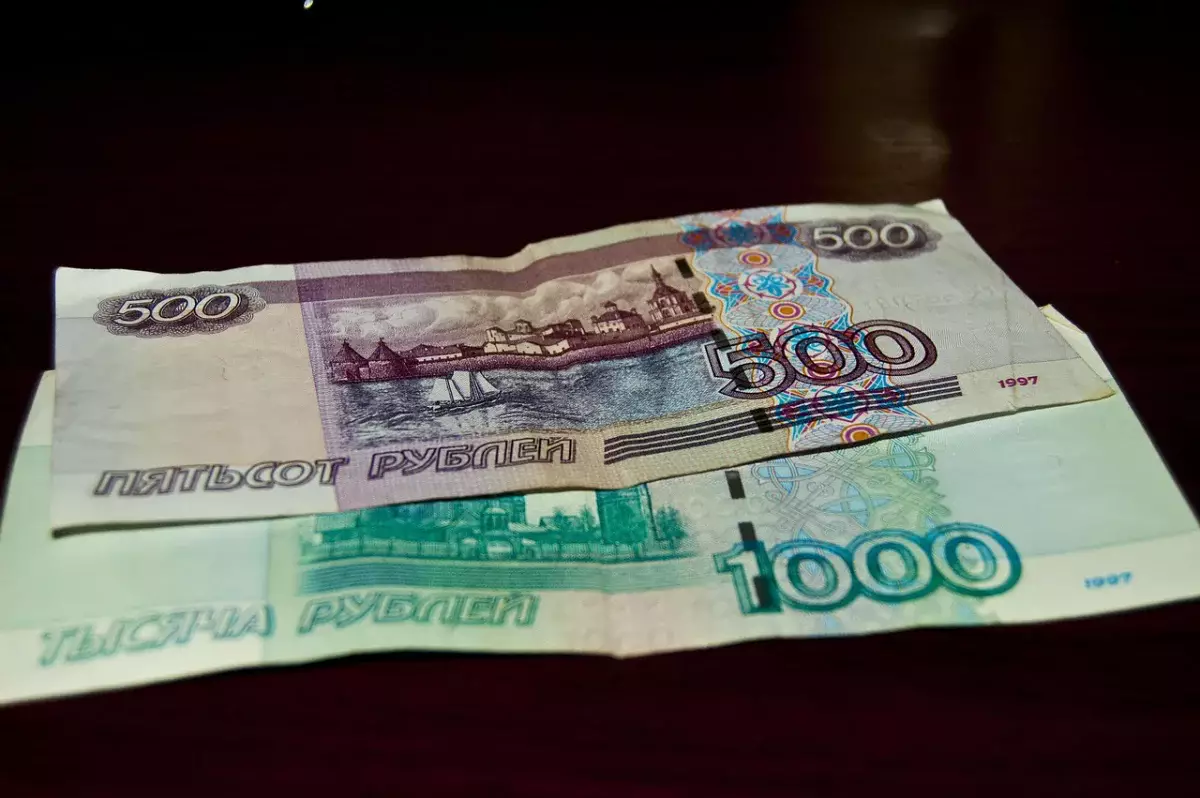 Казахстанцы продолжают массово избавляться от рублей