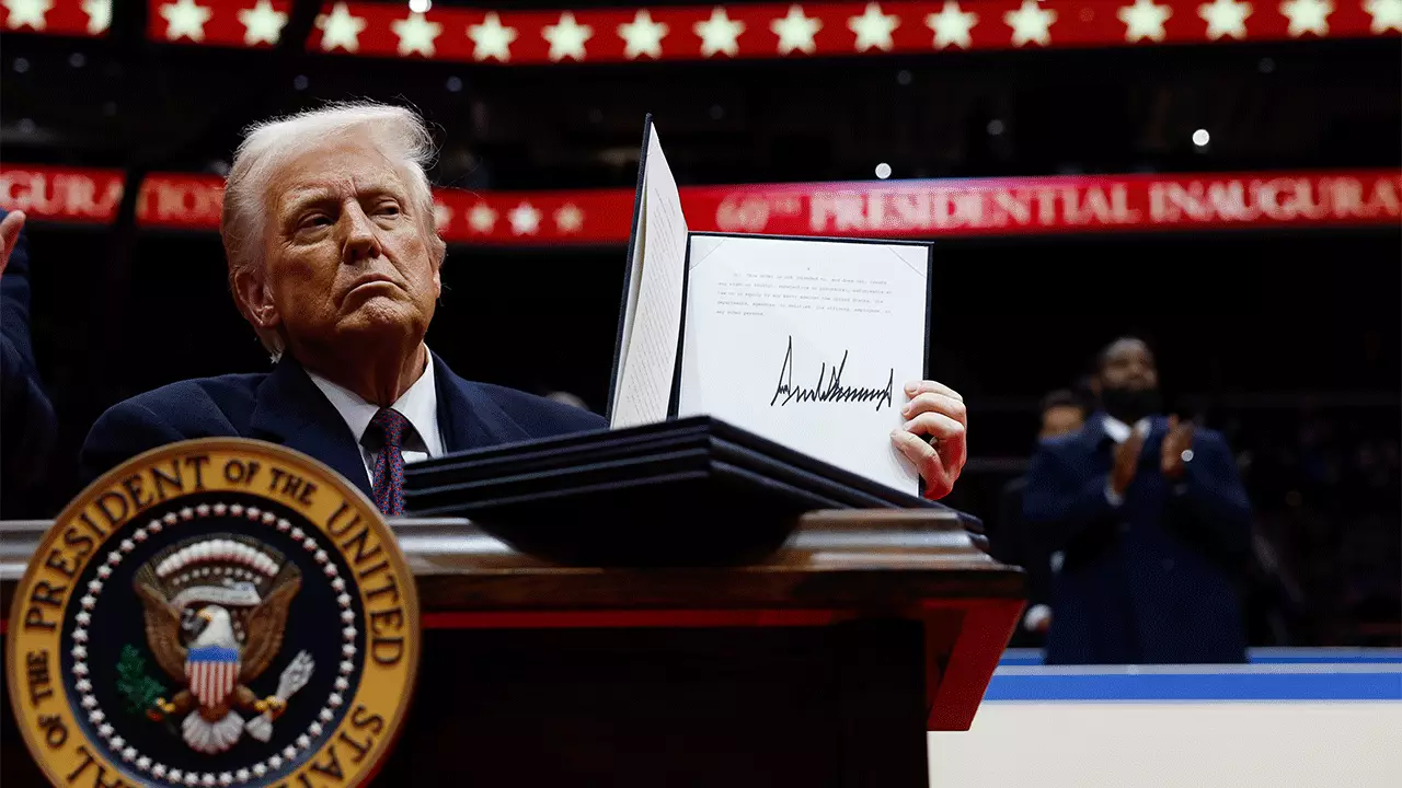 Судья, назначенный Обамой, отменил указ Трампа, который запрещал подачу ходатайств о предоставлении убежища и защиту нелегальных иммигрантов.