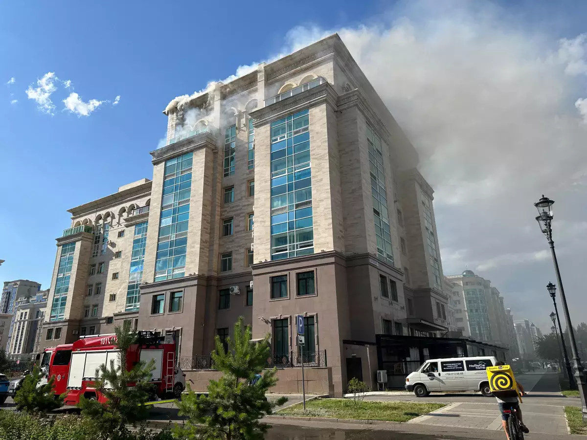 Пожар охватил ЖК «Орынбор» в Астане. Видео с места ЧП