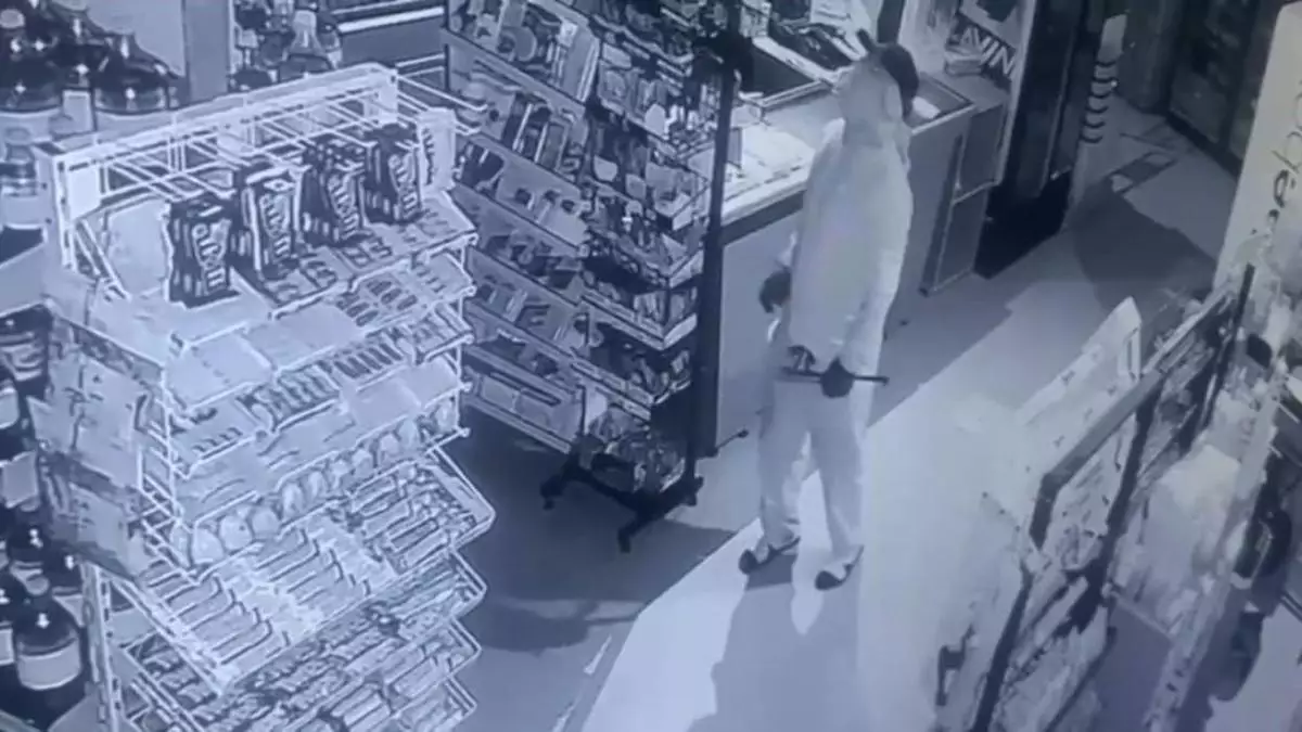 В Костанайской области на видео зафиксирована кража из магазина на сумму миллионов тенге.