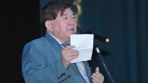 "Мұхтар Шахановқа көзі тірісінде ескерткіш орнату керек" дейді журналист