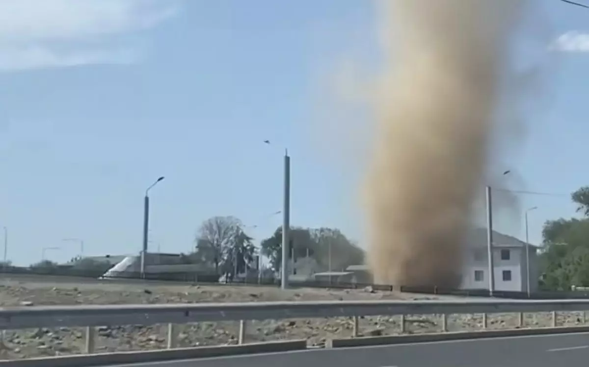 Смерч в Алматы сняли на видео