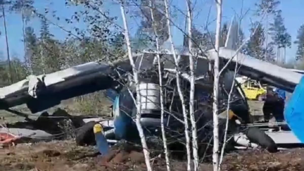 Девять человек были госпитализированы после того, как самолет жестко приземлился в России (видео)