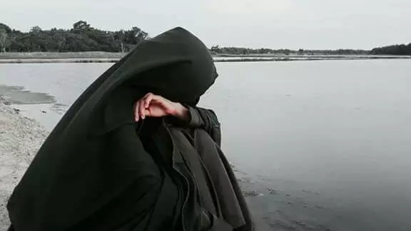 Хиджабтағы қызды күштеп шешіндіріп, аяусыз зорлық көрсеткен