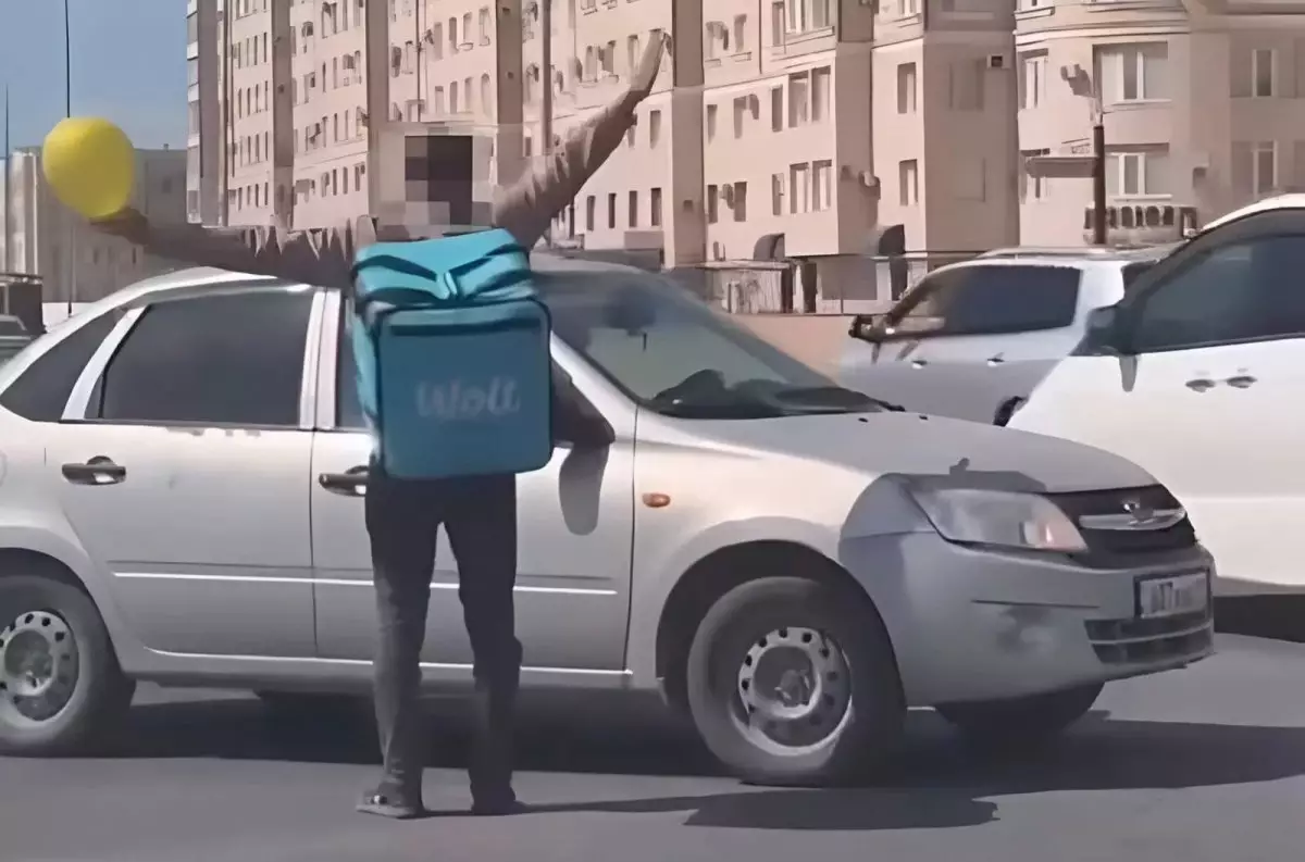 Курьер с шариком устроил шоу на дороге в Актау (ВИДЕО)