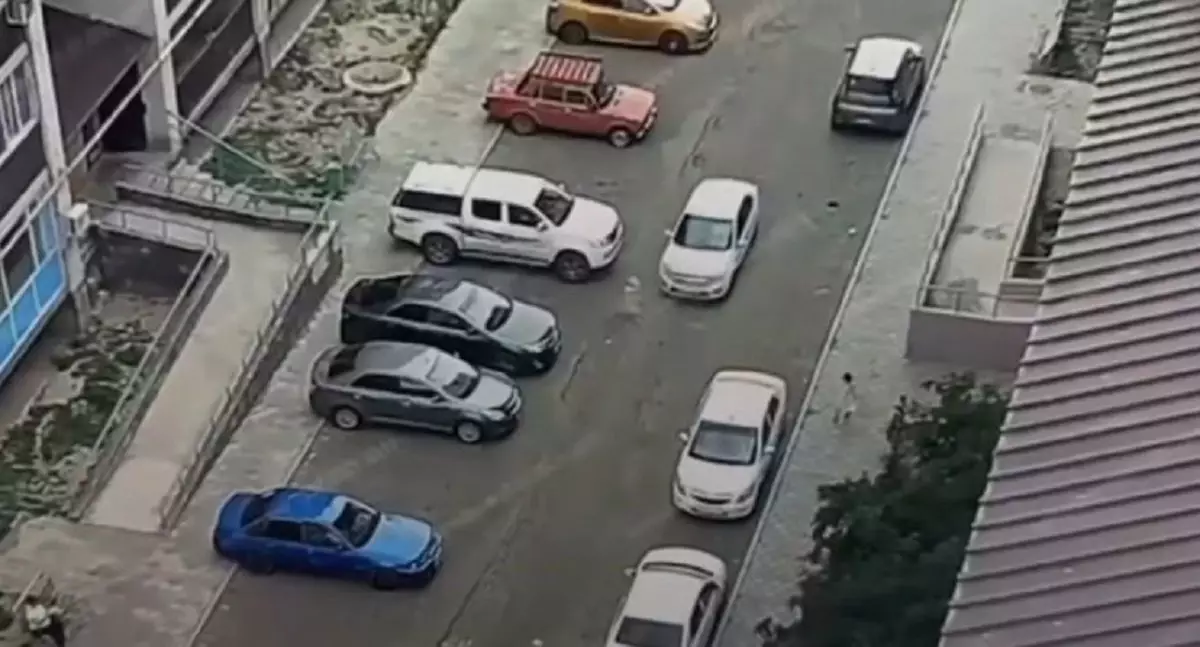 Двое маленьких детей попали под колёса автомобилей в Атырау.