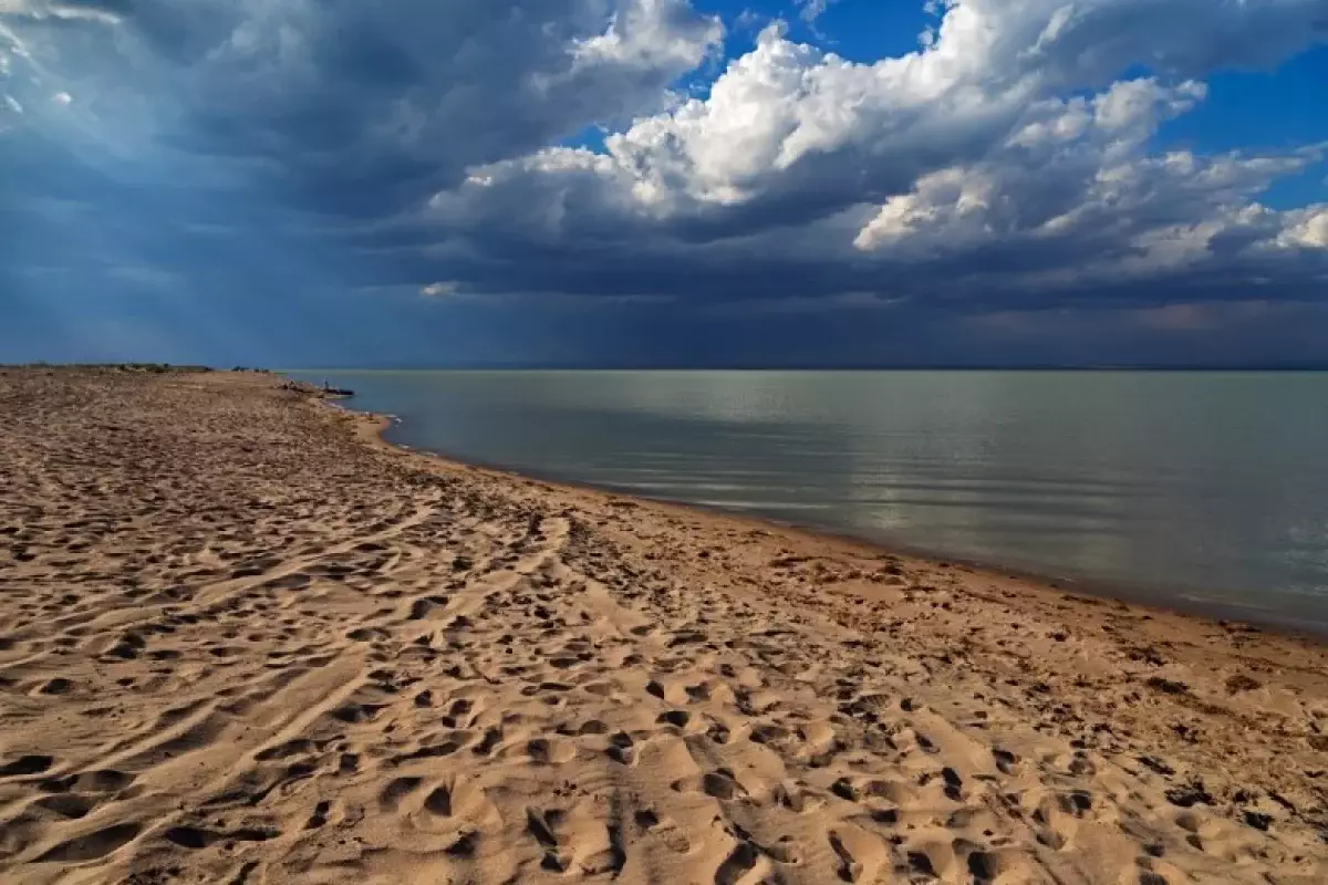 Гибель девушки на пляже в Конаеве: заведено дело, пляж закрыт