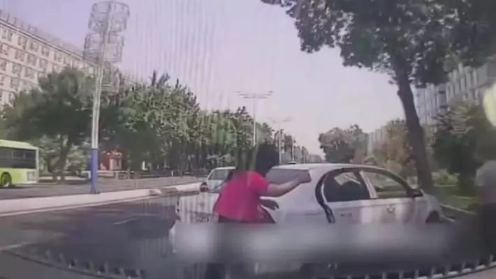 В Ташкенте девушка выпрыгнула из авто на ходу. ГУВД опровергло ее похищение
