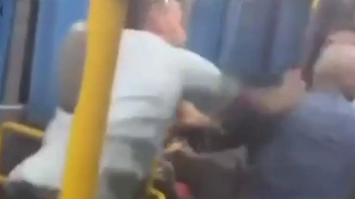 На видео запечатлен инцидент избиения пенсионера в автобусе в городе Алматы.