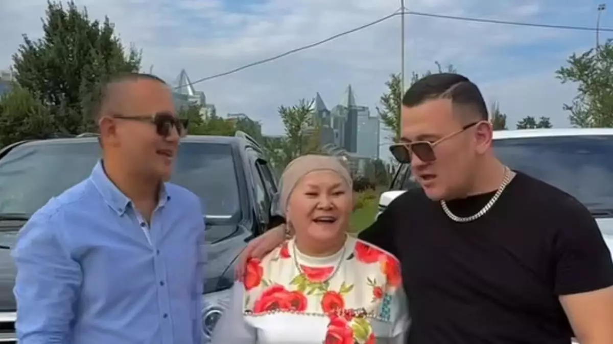 «Бізді детдомға өткізіп жібер деген»: Елдос «Колобок» анасының не себепті тұрмыс құрмағанын айтты