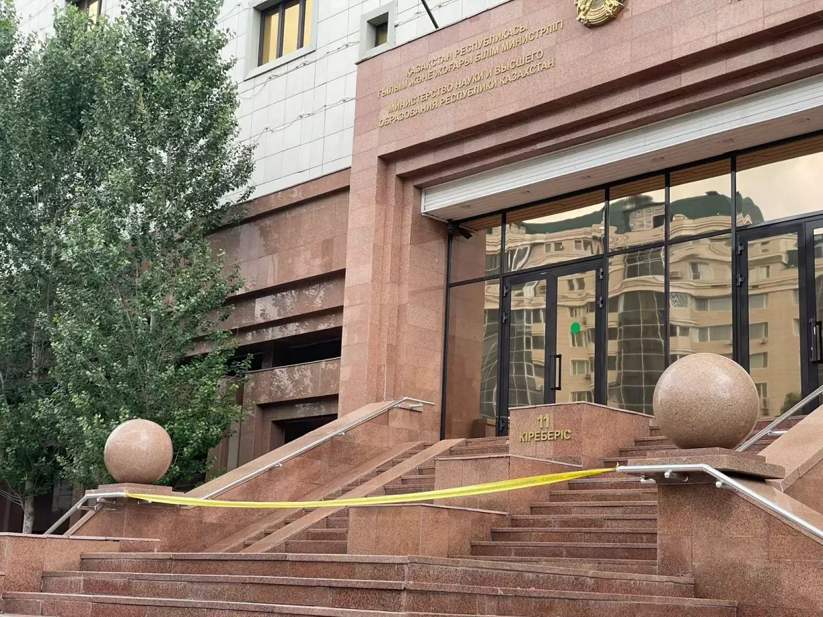 Неизвестный устроил поджог в Доме министерств в Астане
