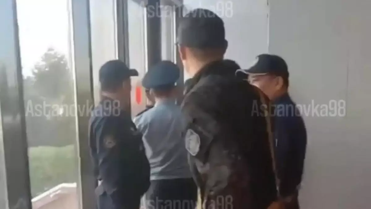 Астанада ер адам Министрліктер үйін өртемек болды