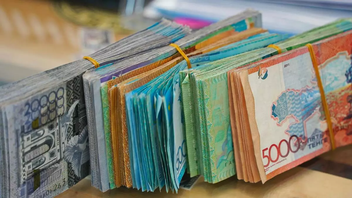 За месяц жительница Астаны вынесла из обменного пункта 37 миллионов тенге в своей одежде.