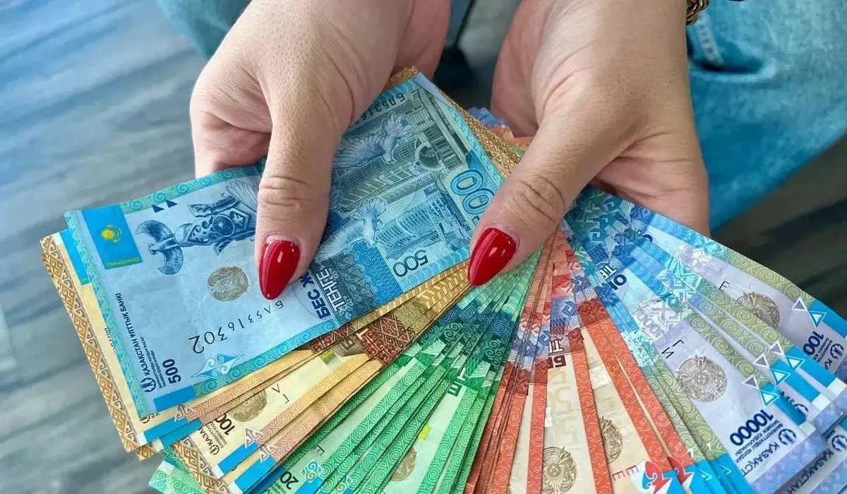 Абай облысында әйел адам кассир болып жұмыс істеп, бір айда 37 млн теңге жымқырған