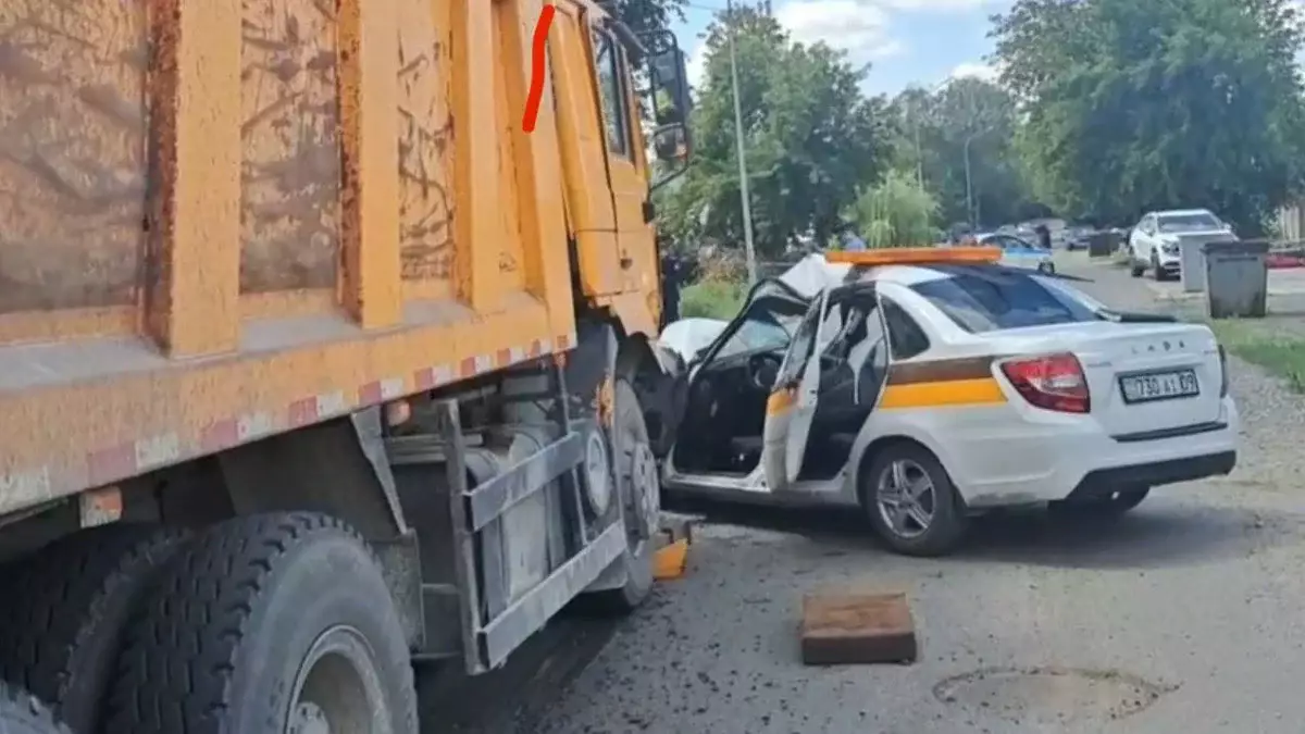 Қарағандыда жүк көлігі жеңіл көлікті таптап кетіп, бір адам көз жұмды (ВИДЕО)