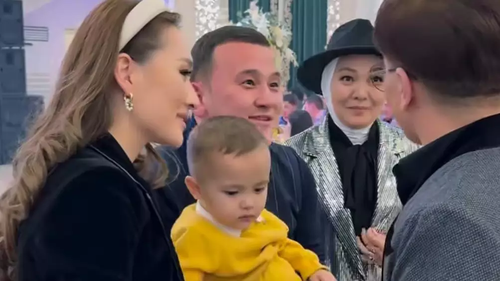 «Менің батаммен»: Сәкен Майғазиев әзілкеш Елдостың сәбилі болуына себепші екенін айтты