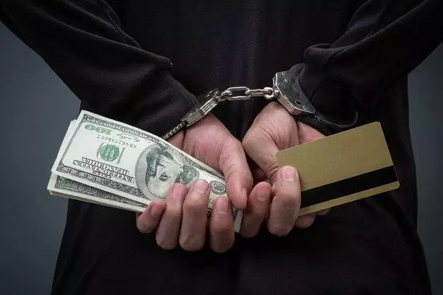 Танымал өнер адамының күйеуі әйелінің ректор болу үшін пара ұсынған 