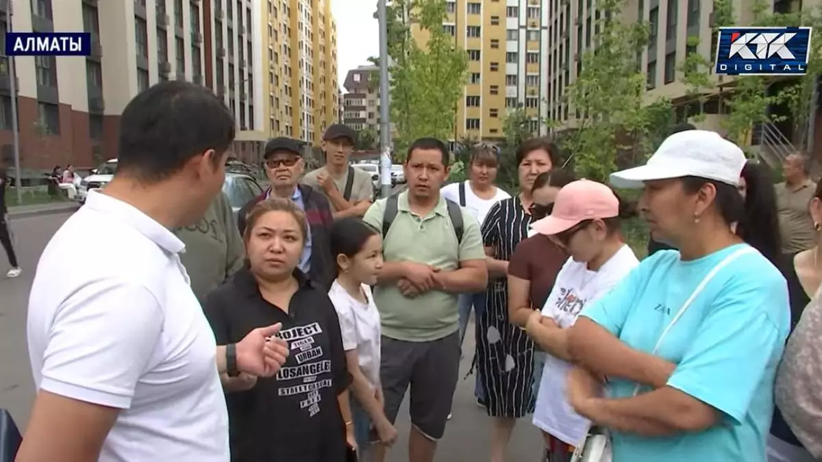 Жители жилого комплекса в городе Алматы уже несколько недель сталкиваются с проблемой отсутствия электричества и водоснабжения.