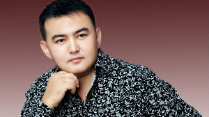 Сәкен "пайғамбар" емес: Ал қоғам"...біреудің бұтына үңіледі"