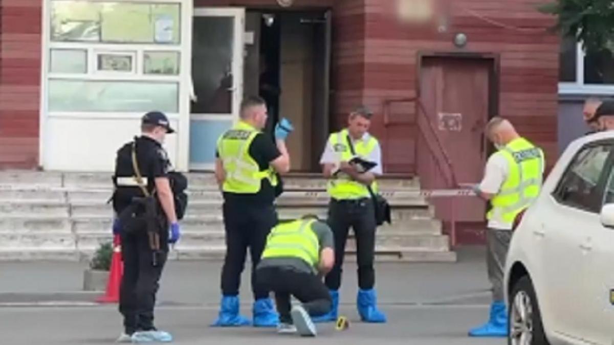 Украина сообщила о устранении убийц полковника СБУ, совершившегося во дворе дома. Москва опровергает участие своих граждан в этом преступлении.