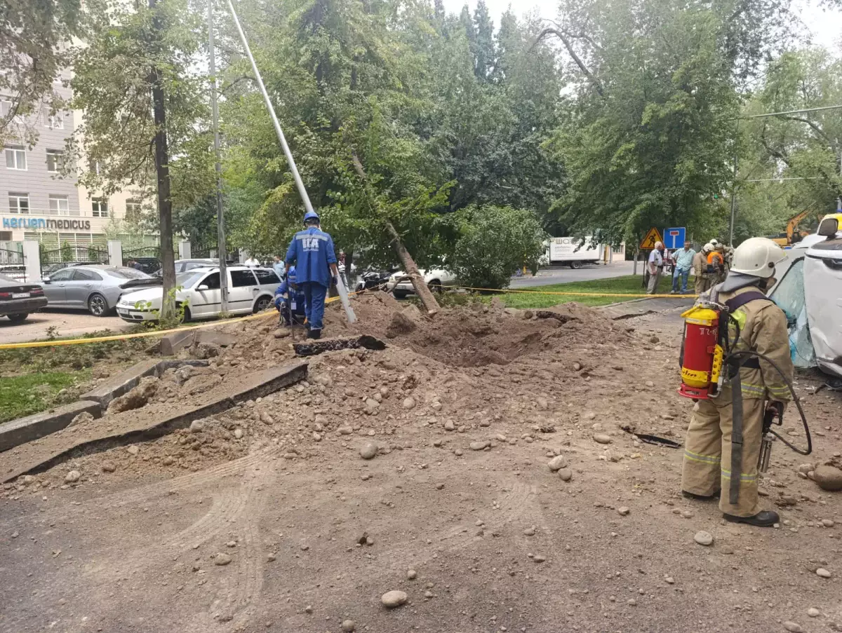 При взрыве газопровода в Алматы пострадали два человека