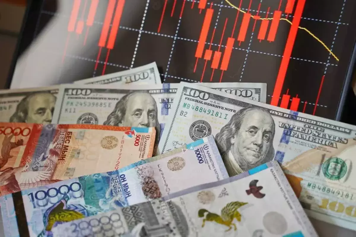 Неліктен доллар бағамы өсіп, теңге қысымға ұшырауда: Сарапшылар пікір білдірді