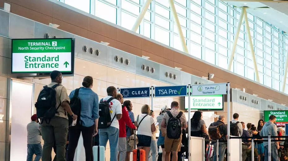 TSA вводит отдельные очереди безопасности для семей на некоторых аэропортах.