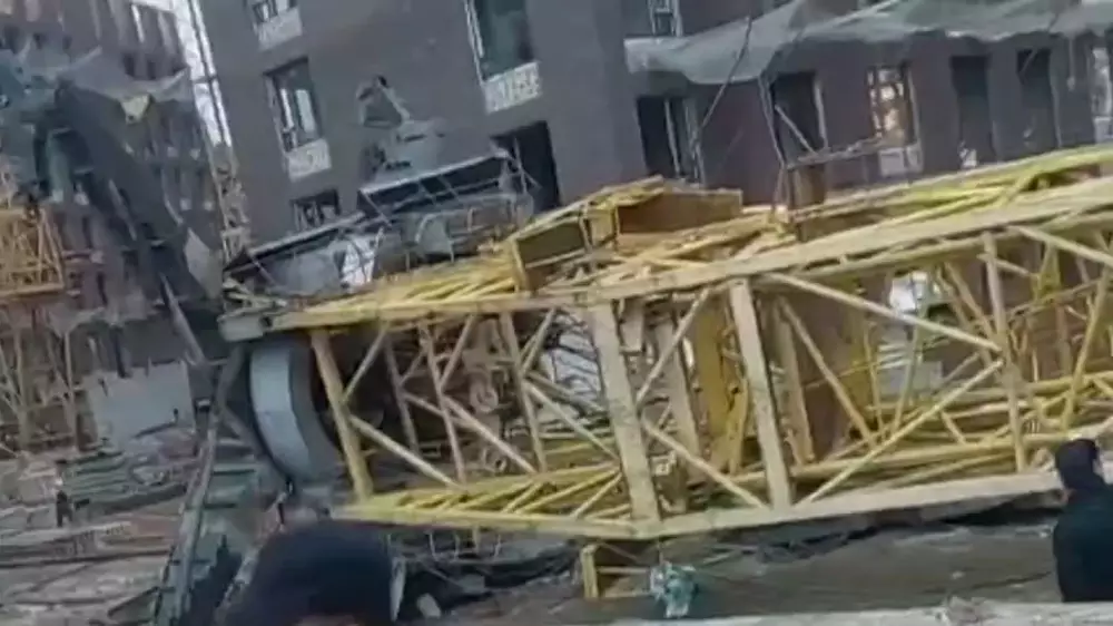 Кран упал на стройке в Астане, есть погибший