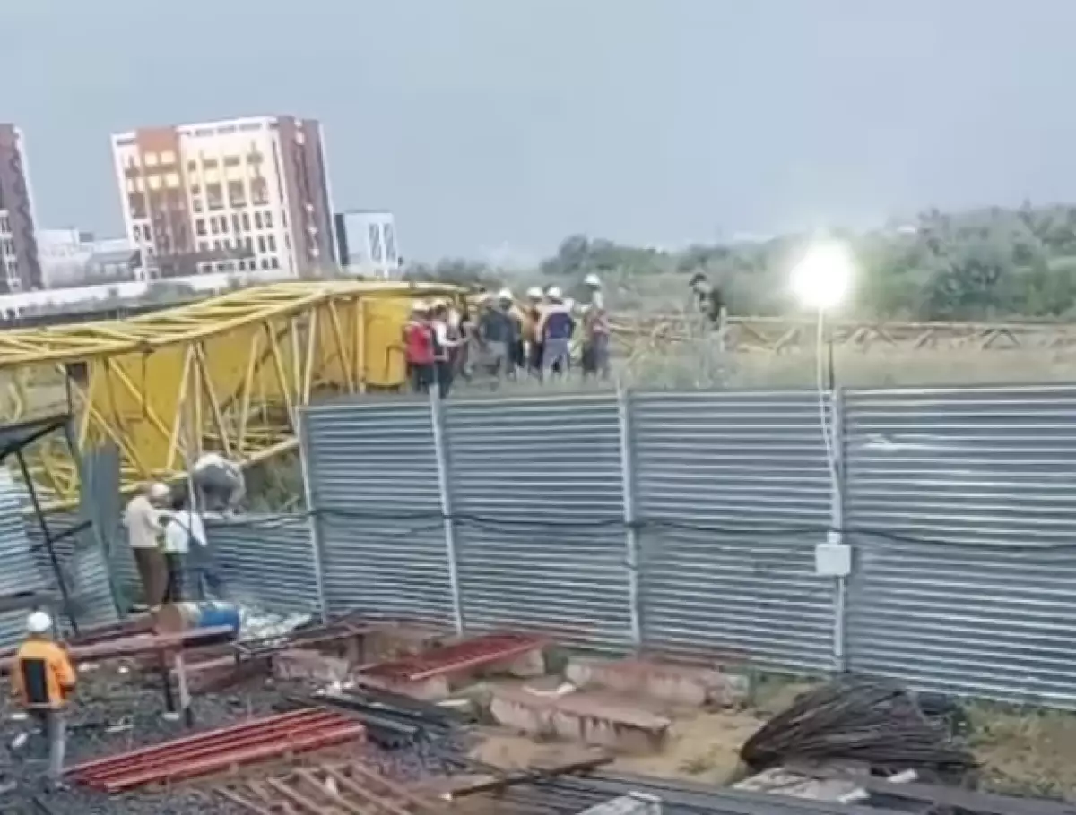 Астанада құрылыс алаңында кран аударылып, жұмысшы қаза тапты (ВИДЕО)