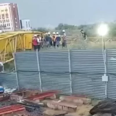 В Астане ветер опрокинул башенный кран — погиб рабочий