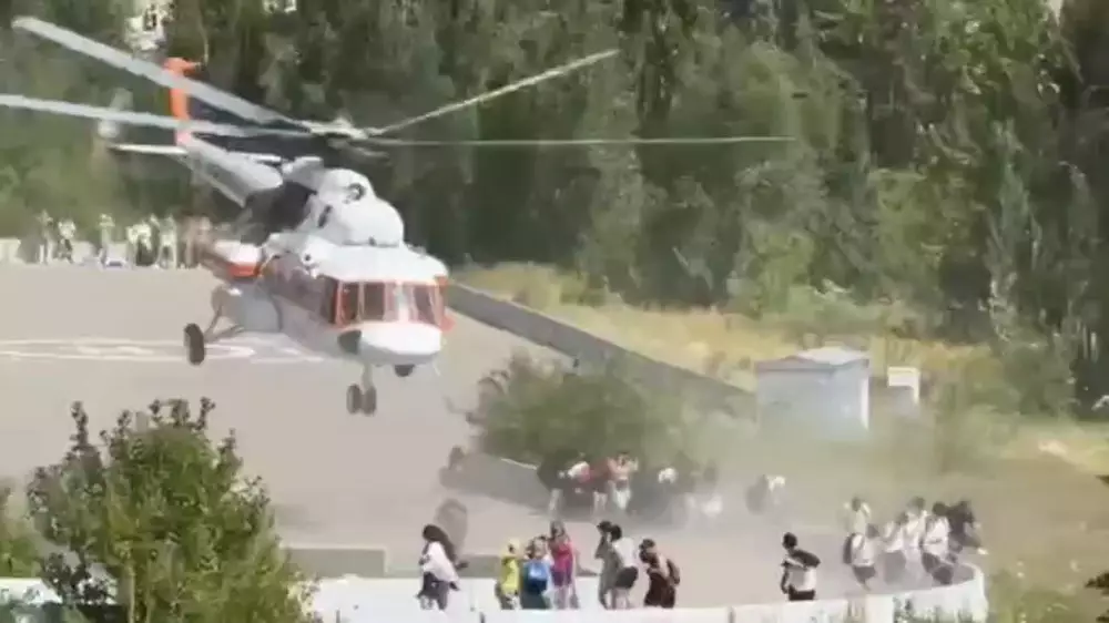 Опасный взлёт вертолёта в горах Алматы сняли на видео
