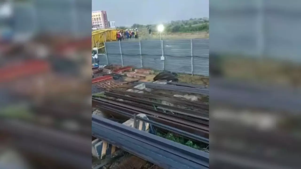 Башенный кран упал из-за сильного ветра в Астане