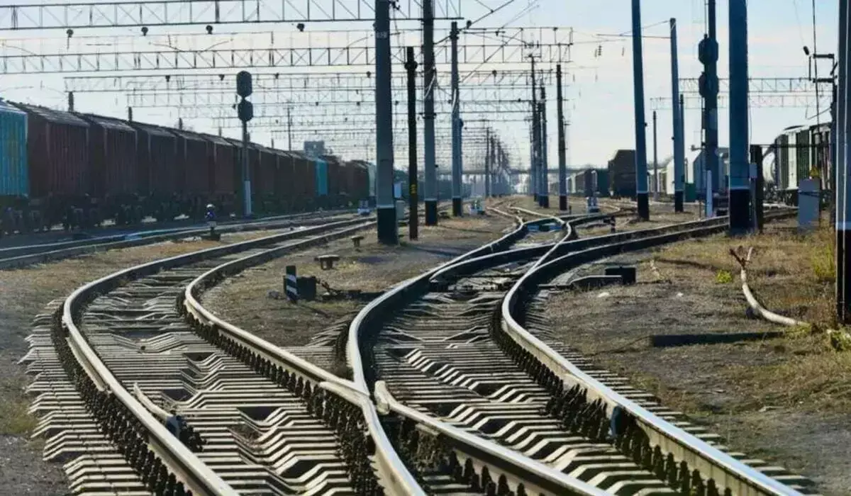 Подростка ударило током на крыше поезда в Алматы