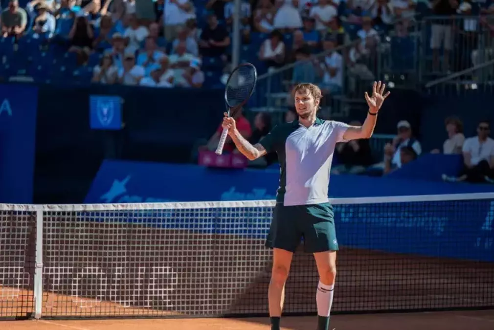 Александр Бублик вышел в финал турнира ATP 250 в Гштааде, обыграв француза Казо