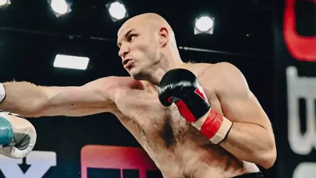 Боксер из Казахстана, отправивший Джошуа в нокдаун, вынес американца за раунд