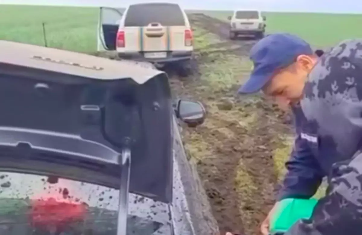Многодетная семья застряла в грязи на севере Казахстана (ВИДЕО)