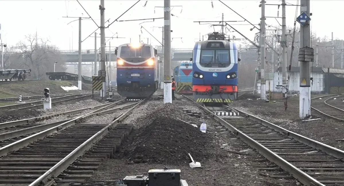 Тоқ соқты: пойыз төбесіне шыққан жасөспірімдің денесін күйік шалды
