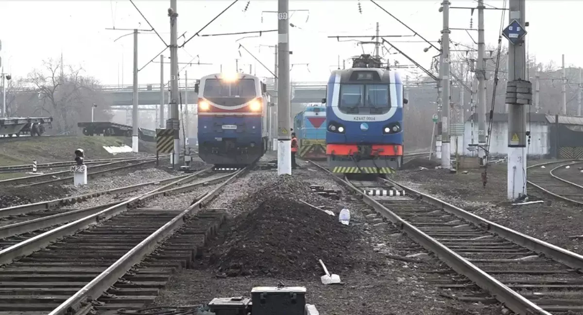 Тоқ соқты: пойыз төбесіне шыққан жасөспірімдің денесін күйік шалды