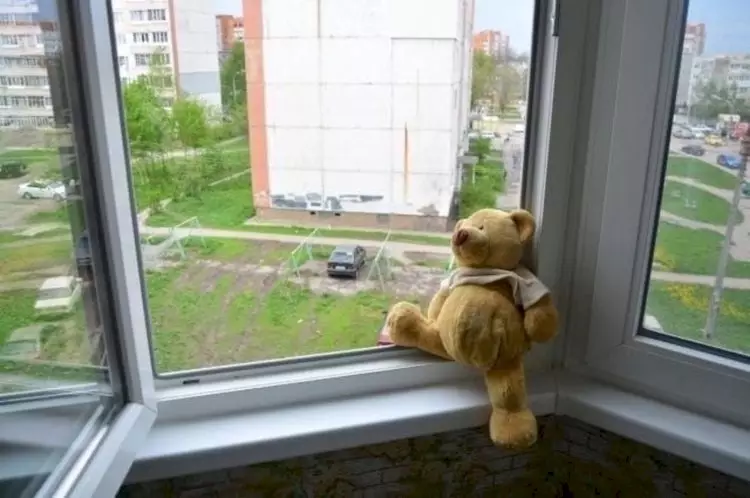 Павлодарда бала балконнан құлап кетті