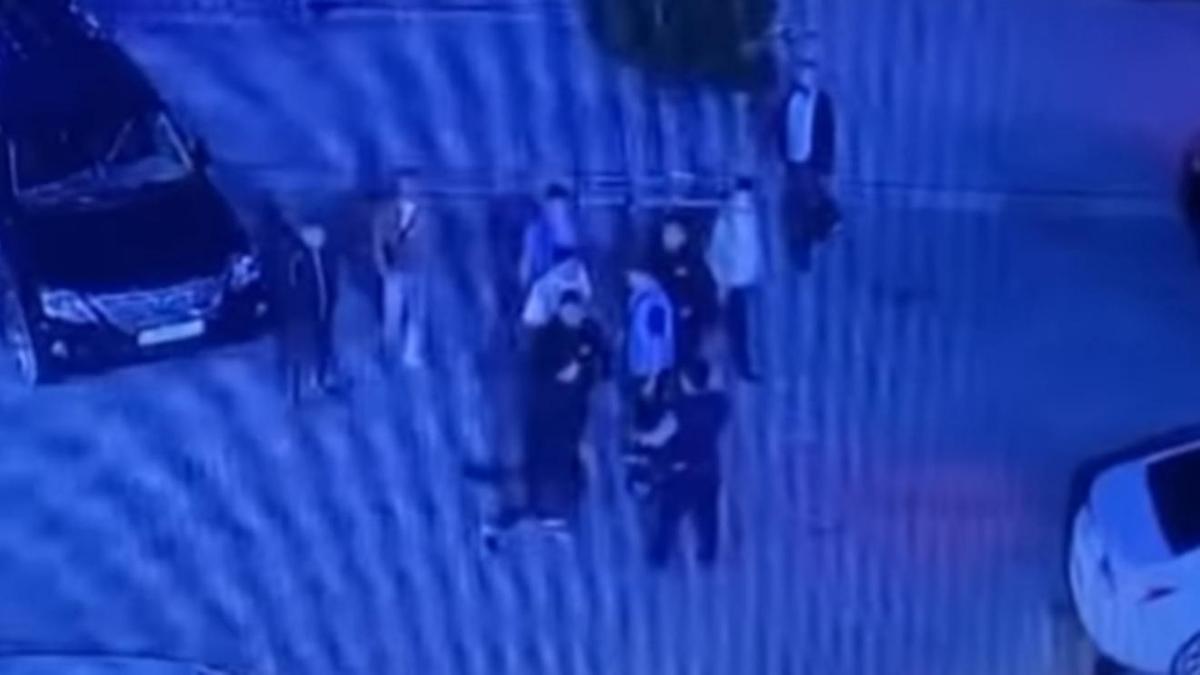 На видео запечатлена массовая драка, которая произошла на парковке аэропорта Актау.