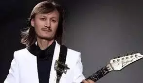 Әуежай қызметкерлері Ұлықпан Жолдасовтың қымбат гитарасын бүлдірді