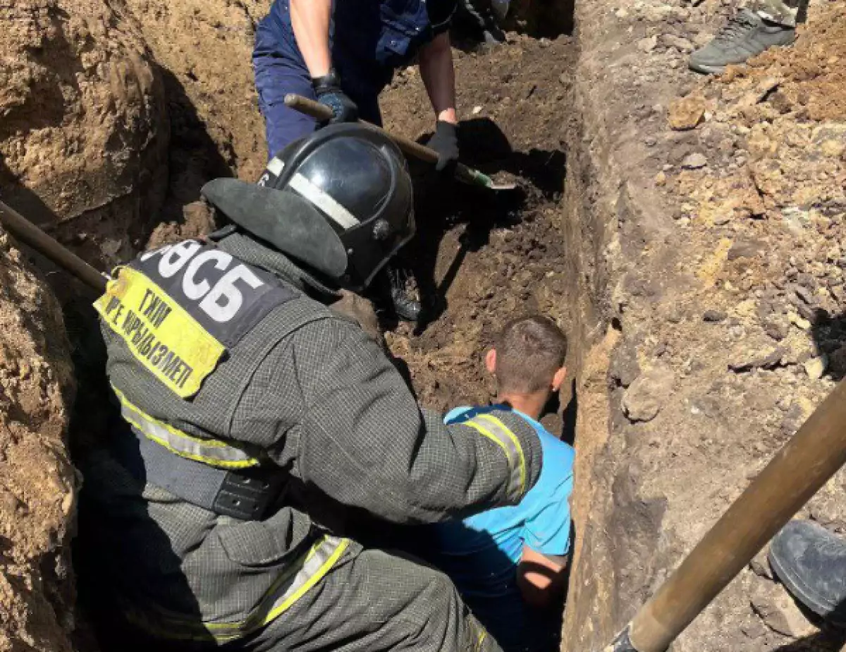 В Костанае мужчину засыпало грунтом в траншее