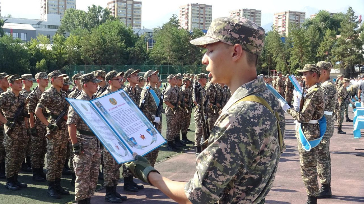 Алматыда үш жүз студент әскери ант қабылдады
