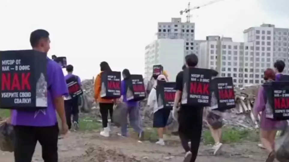«NAK-тың қоқысы — NAK кеңсесіне»: Жаңа адамдар құрылыс компаниясына қоқысын қайтарды