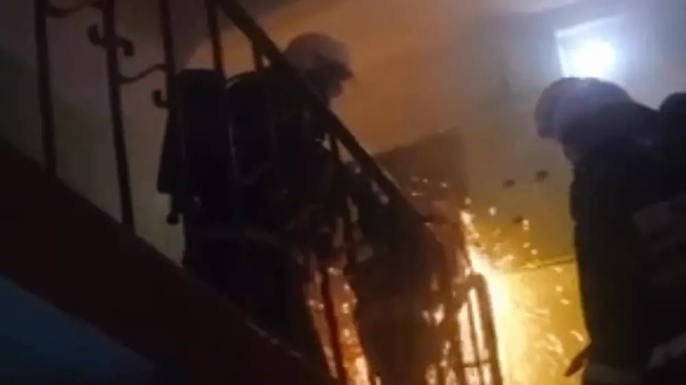 Спасение алматинца из задымлённой квартиры попало на видео