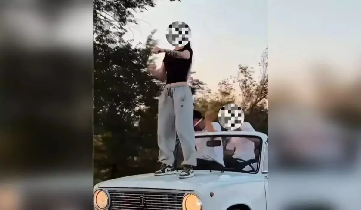 «Асыққанда кедергі жасады»: Ақтөбеде көліктің капотына шығып алған бойжеткенді полиция қатаң жазалады (ВИДЕО)