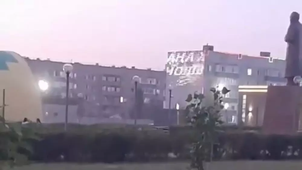 “Вечный праздник“ в Кандыагаше: горожан поздравляют с Новым годом в июле