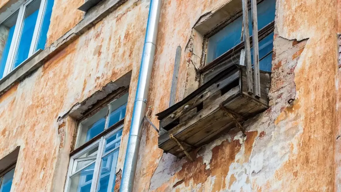 Баспаналар сүріліп жатыр: Түрксіб тұрғындары наразылық білдіруде