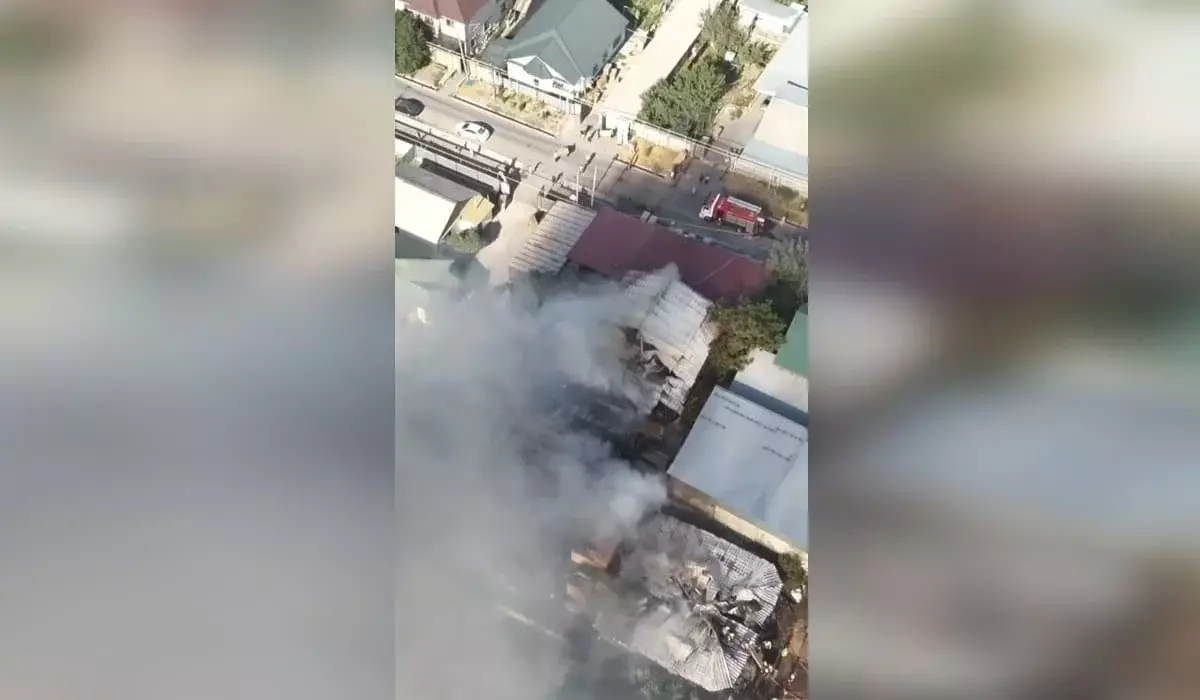 Новый крупный пожар произошел в Алматы: огонь охватил два дома (ВИДЕО)