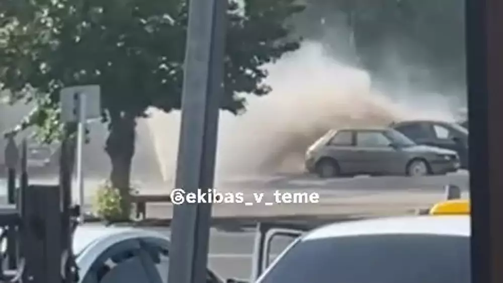 Забивший из-под земли фонтан повредил сразу 8 авто в Экибастузе